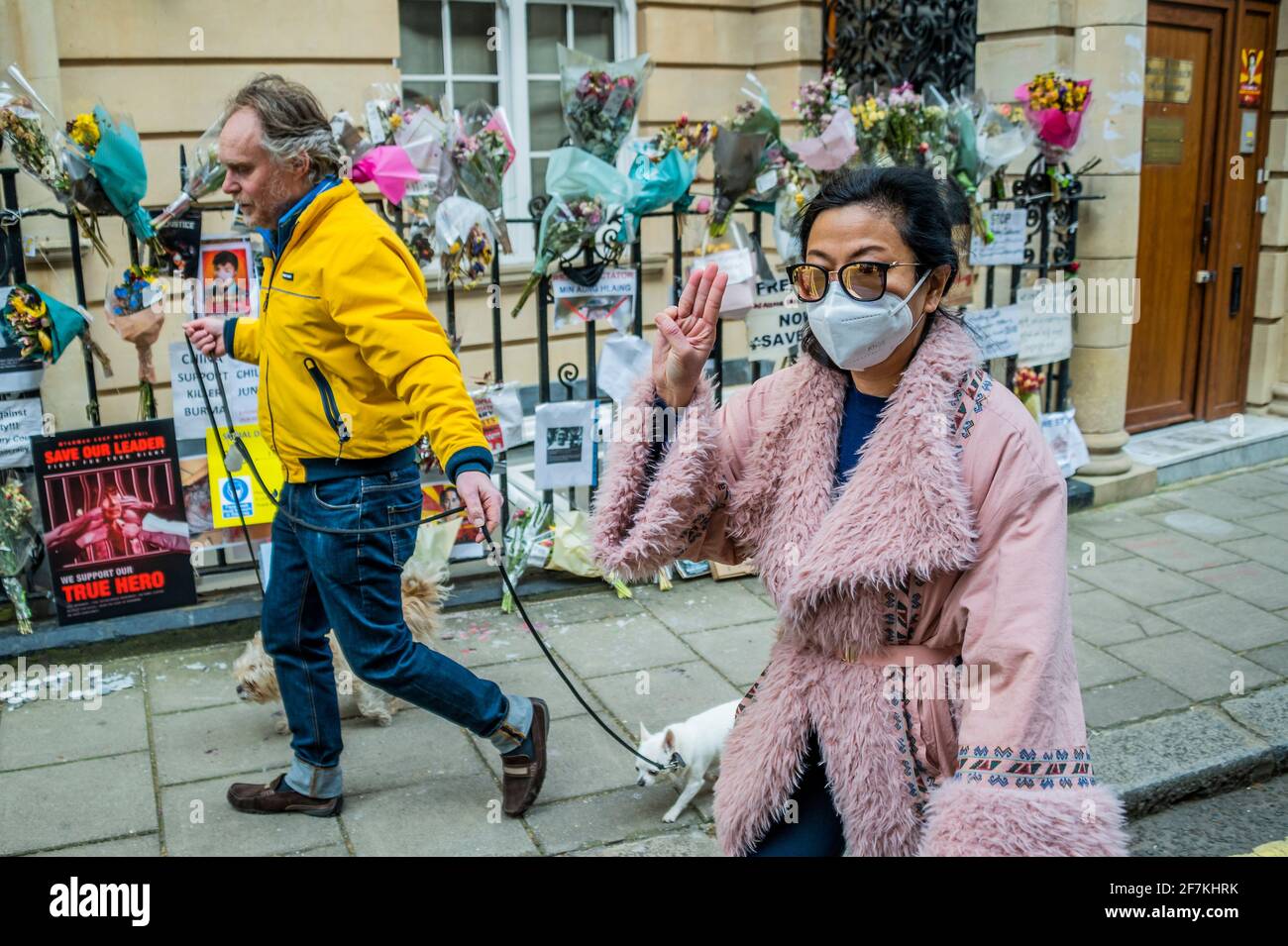 London, Großbritannien. April 2021. Die Demonstranten gingen nach, nachdem Botschafter Kyaw zwar Minn (der im vergangenen Monat die Reihen der Militärjunta seines Landes brach) den Zugang zur Botschaft in Mayfair, London, verweigert hatte. Die Demonstranten fordern außerdem, dass das Militär von Myanmar/Burma die demokratische Regierung nach ihrem Putsch wieder einführt und fordern die britische Regierung um Hilfe auf. Kredit: Guy Bell/Alamy Live Nachrichten Stockfoto