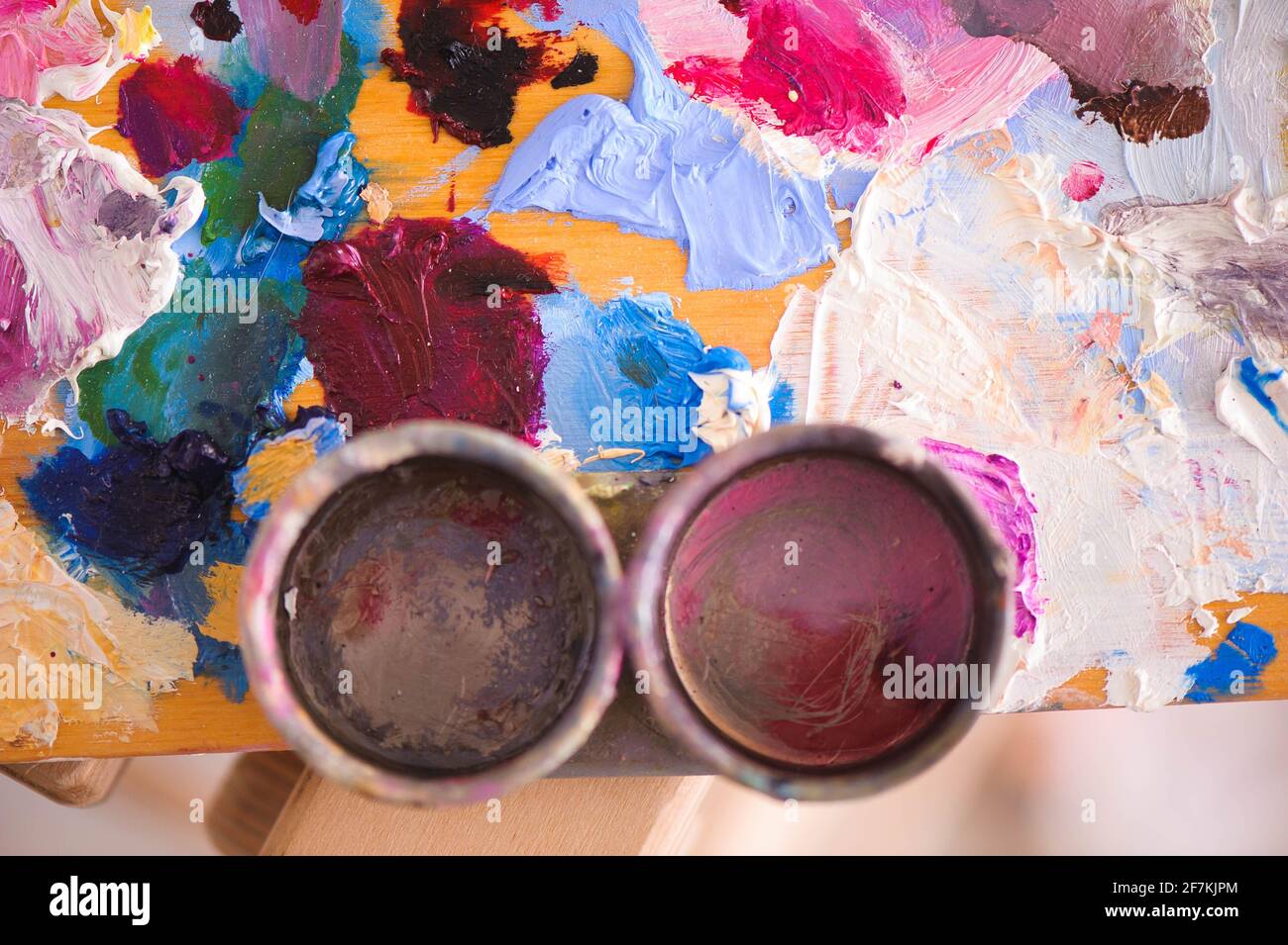 Künstler Pinsel und Ölfarben auf Holzpalette. Stockfoto