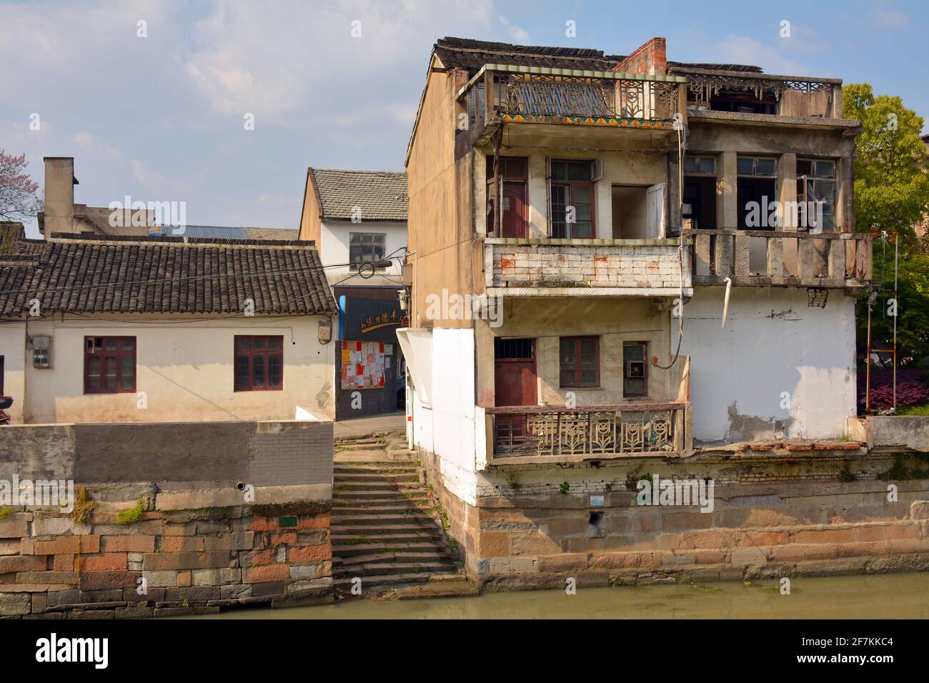 Alte traditionelle Gebäude in Xincheng Stadt Jiaxing, China. Nicht wie viele chinesische Wasserstädte wieder aufgebaut, behält es seinen ursprünglichen Charakter. Stockfoto