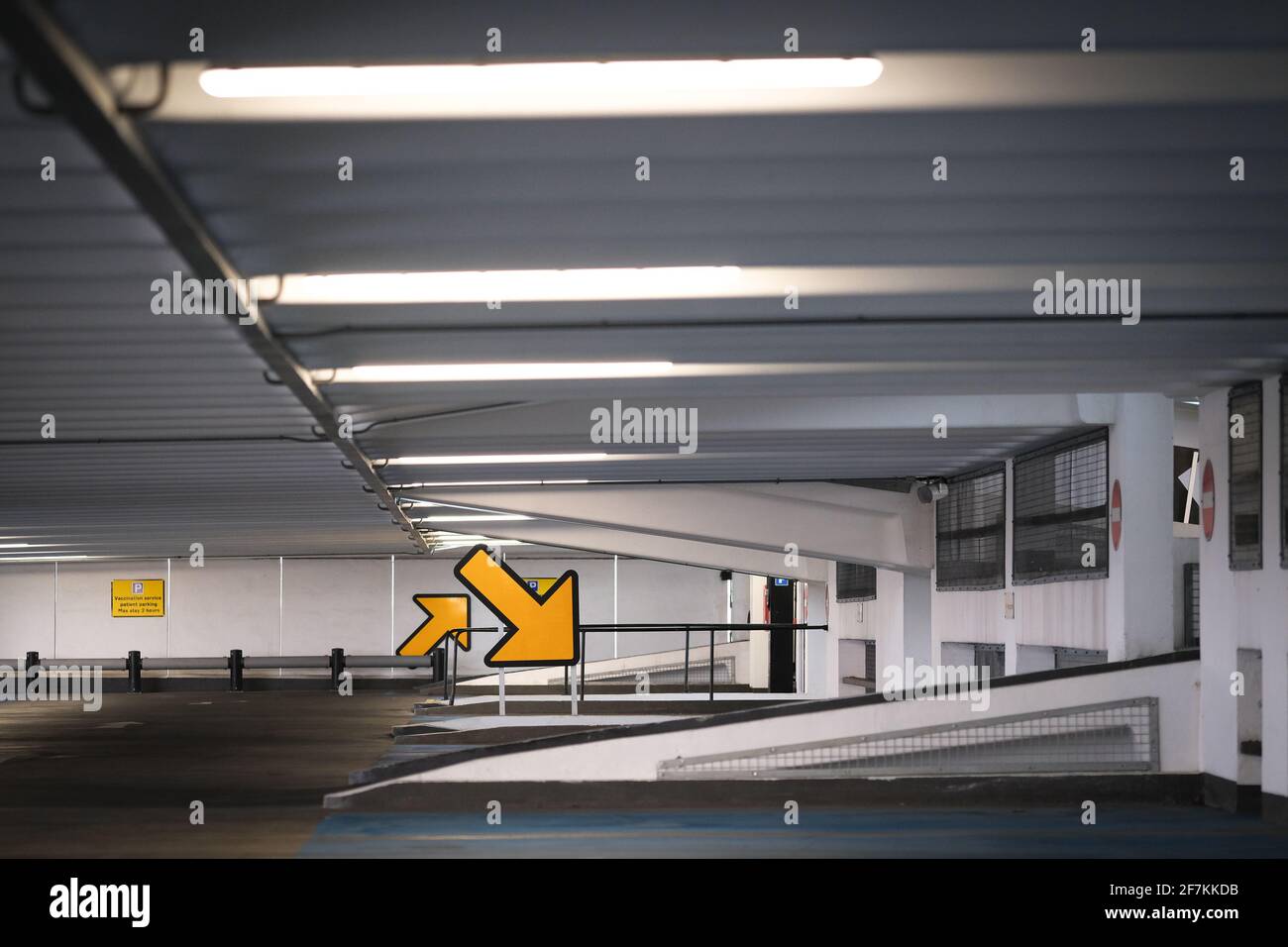 Gelbe Pfeile auf und ab zu den Ebenen bei Busbahnhof Preston Stockfoto