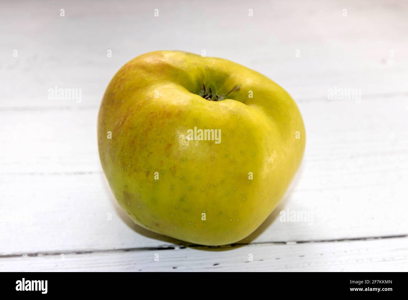 Ein einziger kochender Apfel auf einer Küchentisch Stockfoto