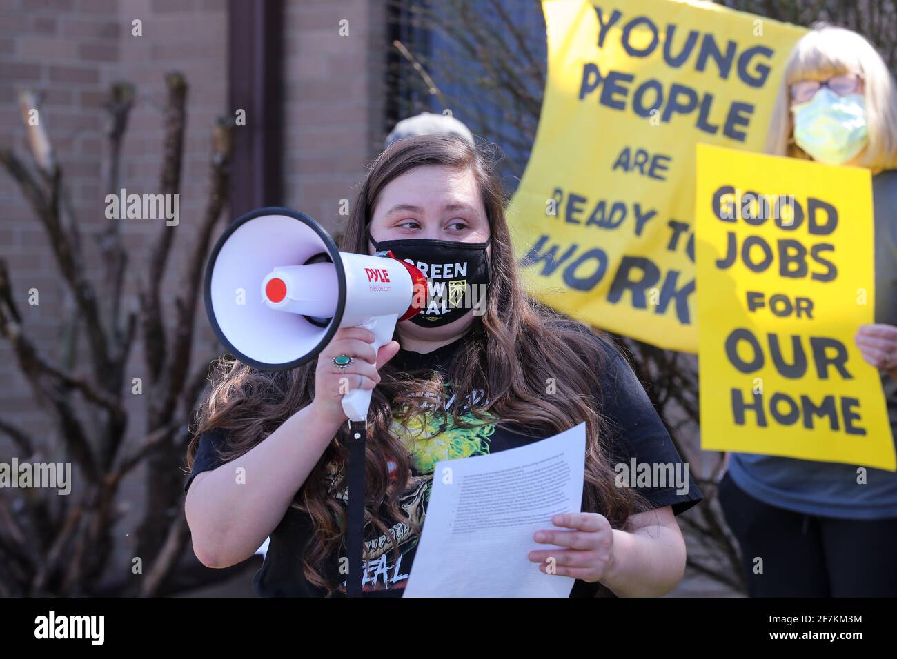 Selinsgrove, Usa. April 2021. Mary Collier, Studentin der Bucknell University, spricht am 7. April 2021 bei einer Kundgebung der Sunrise Movement vor dem Bezirksbüro des Kongressabgeordneten Fred Keller in Selinsgrove, Pennsylvania. Die Sunrise Movement-Gruppen von Lewisburg und dem State College versammelten sich vor Kellers Büro, um zu fordern, dass er das Versprechen „gute Arbeitsplätze für alle“ des Kongresses unterschreibt. (Foto von Paul Weaver/Sipa USA) Quelle: SIPA USA/Alamy Live News Stockfoto