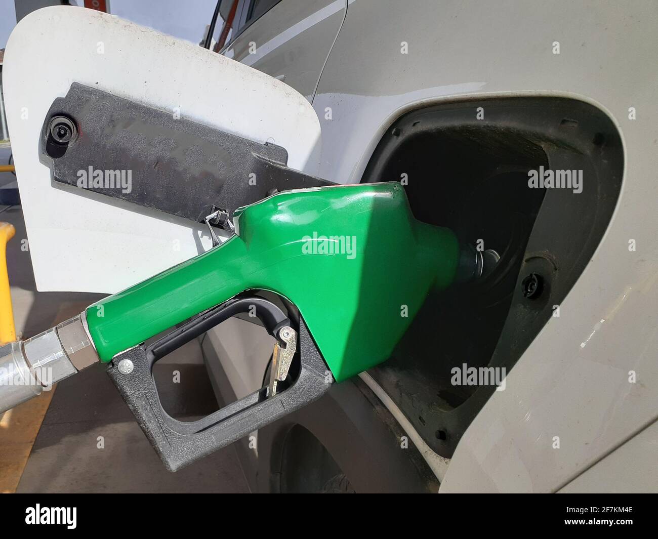 Tanken eines Autos mit Kraftstoffpumpe im Fokus. Ölpreise. Tanken Auto mit Gaspumpe Düse. Stockfoto