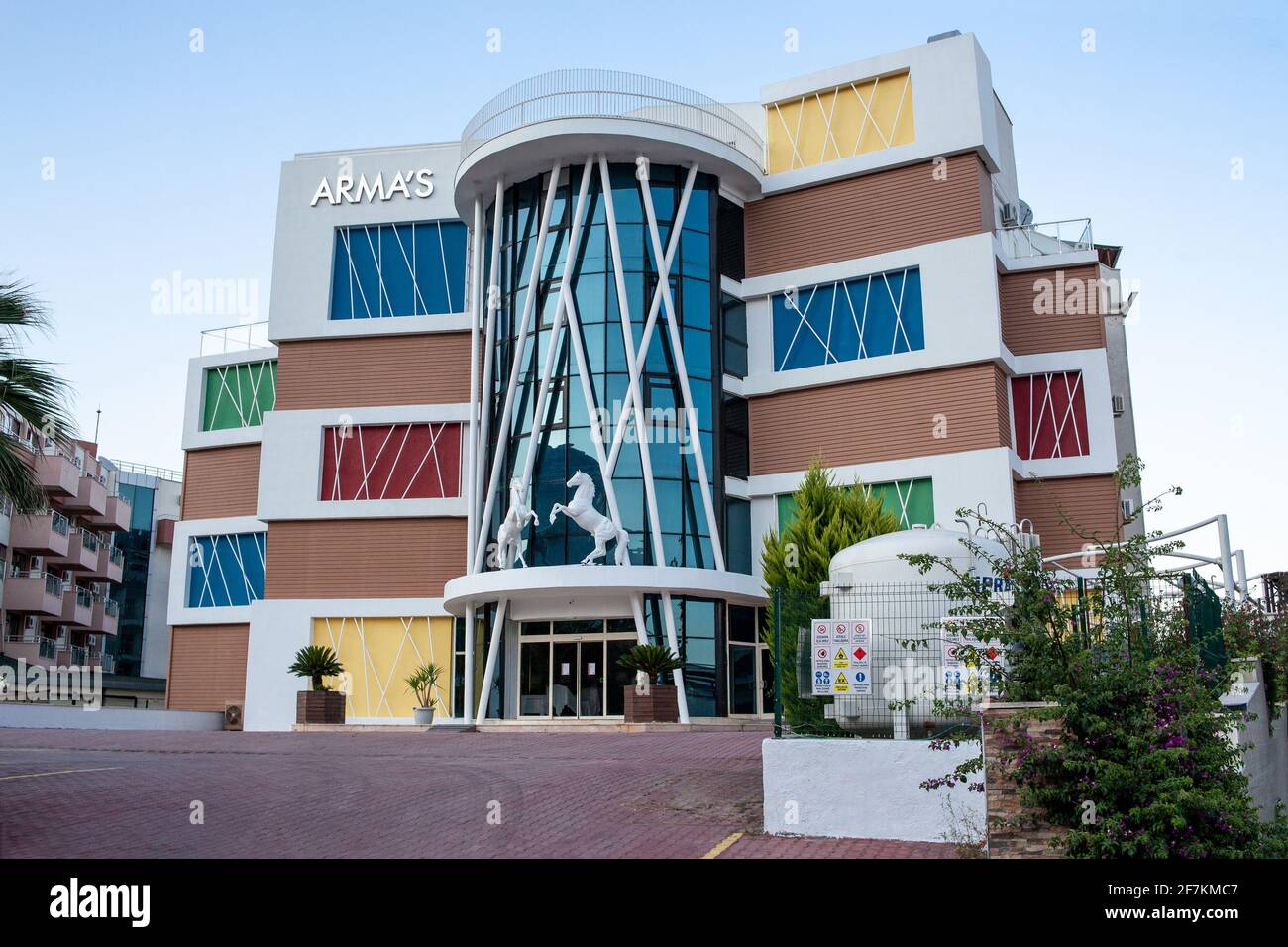 Kemer, Türkei - 02.07.2020. Geschlossenes Hotelgebäude aufgrund des Coronavirus am Ataturk blvd mit bunten Fenstern. Versagte Touristensaison. Materialverluste bis Stockfoto