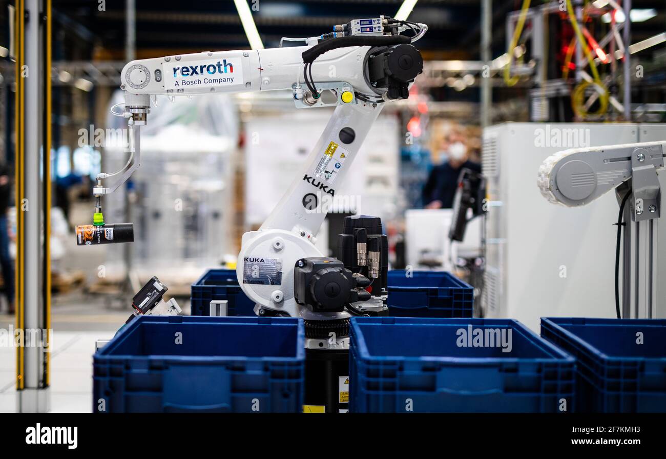 Stuttgart, Deutschland. April 2021. Mit einem Robotersystem von Bosch, der sogenannten „Smart Item Picking“, können verschiedene Objekte automatisch in Boxen platziert werden. Das deutsche Technologieunternehmen Bosch engagiert sich stark für die sogenannte Industrie 4.0, die sich auf die vierte industrielle Revolution bezieht und in der es nach der Pandemie ein jährliches Wachstum von bis zu 10 Prozent erwartet. Quelle: Christoph Schmidt/dpa/Alamy Live News Stockfoto