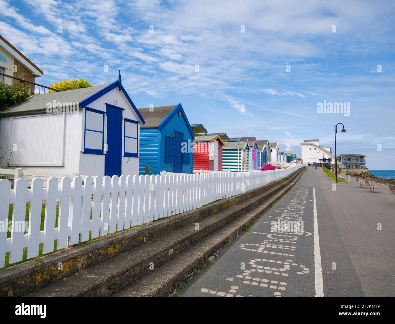 Strandhütten entlang der Promenade im Küstendorf Westward Ho!, North Devon, England. Stockfoto