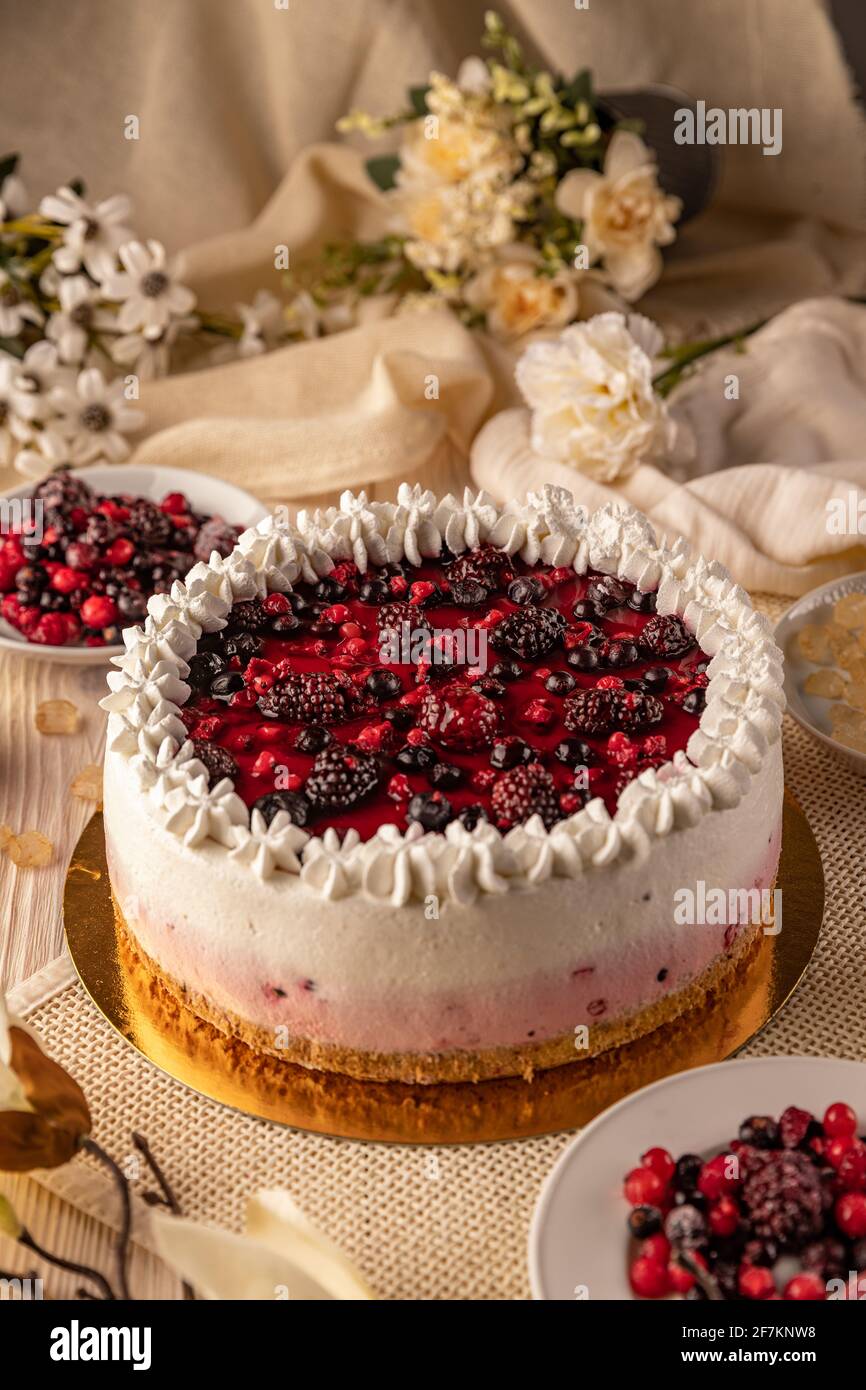Waldbeermousse Kuchen Stockfoto