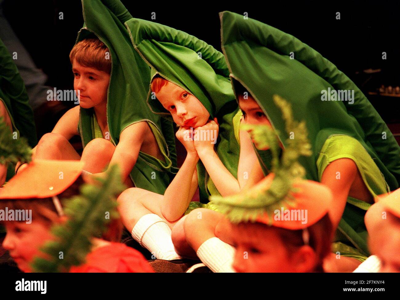 Musik für Jugendschule Abschlussball in der Royal Albert Hall. Kinder von der Ursuline Prep School, Brentwood Backstage vor der Wiedererbietung ihres Gemüsegottes Lied für Tonights Leistung Stockfoto