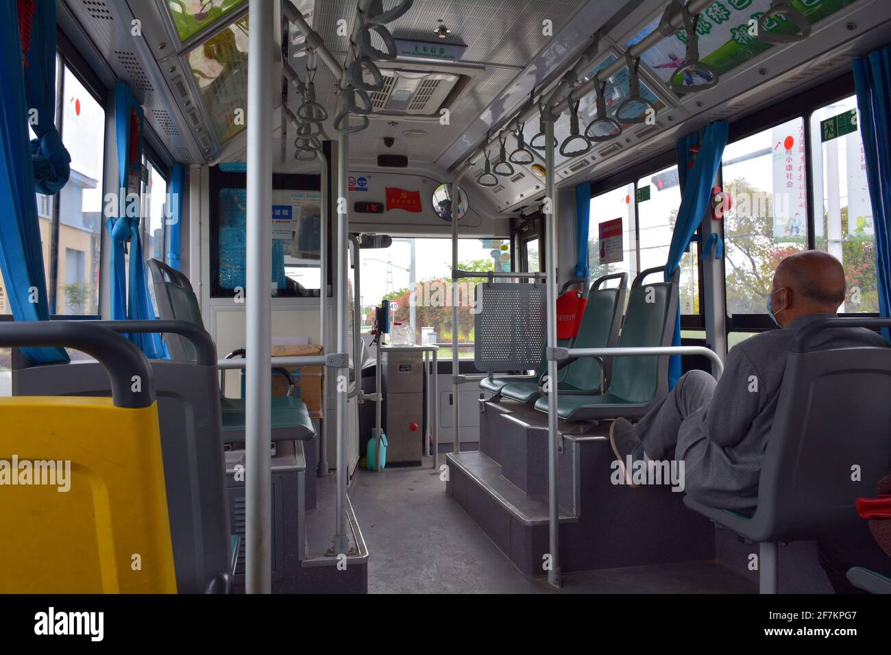 Kleiner lokaler Bus, der die Passagiere aus der Hauptstadt Jiaxing in Richtung Land bringt. Stockfoto