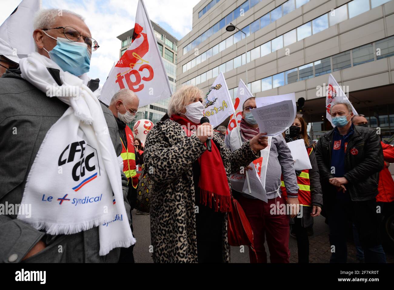 Nationale Demonstration in Paris, um 183 € für alle vom Gesundheitssystem ausgeschlossenen Mitarbeiter zu fordern. Etwa 1000 Menschen auf dem Boulevard Pasteur Stockfoto