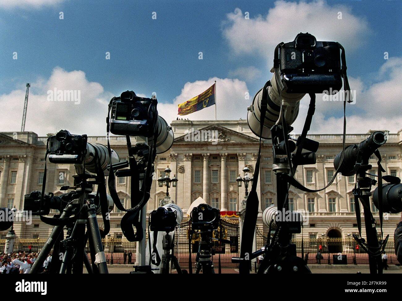 Pressekameras warten auf die Ankunft der Königin-Mutter Der Palast.am 100. Geburtstag Stockfoto