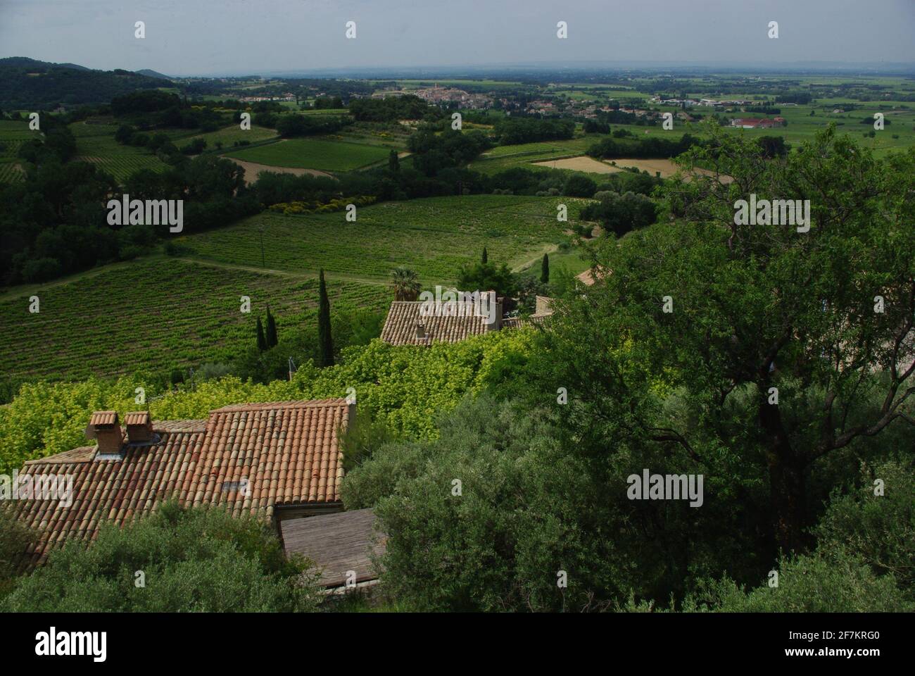 Blick von oben auf das Künstlerdorf Seguret, Provence, Frankreich Stockfoto