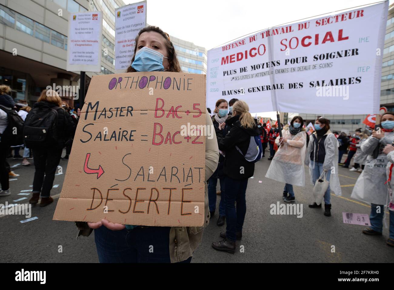 Nationale Demonstration in Paris, um 183 € für alle vom Gesundheitssystem ausgeschlossenen Mitarbeiter zu fordern. Etwa 1000 Menschen auf dem Boulevard Pasteur Stockfoto