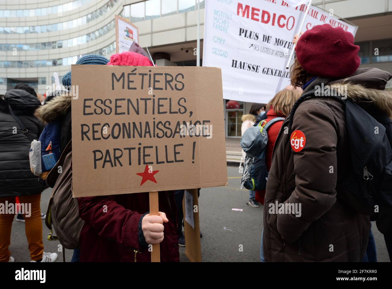 Nationale Demonstration in Paris, um 183 € für alle vom Gesundheitssystem ausgeschlossenen Mitarbeiter zu fordern. Etwa 1000 Menschen auf dem Boulevard Pasteur Stockfoto