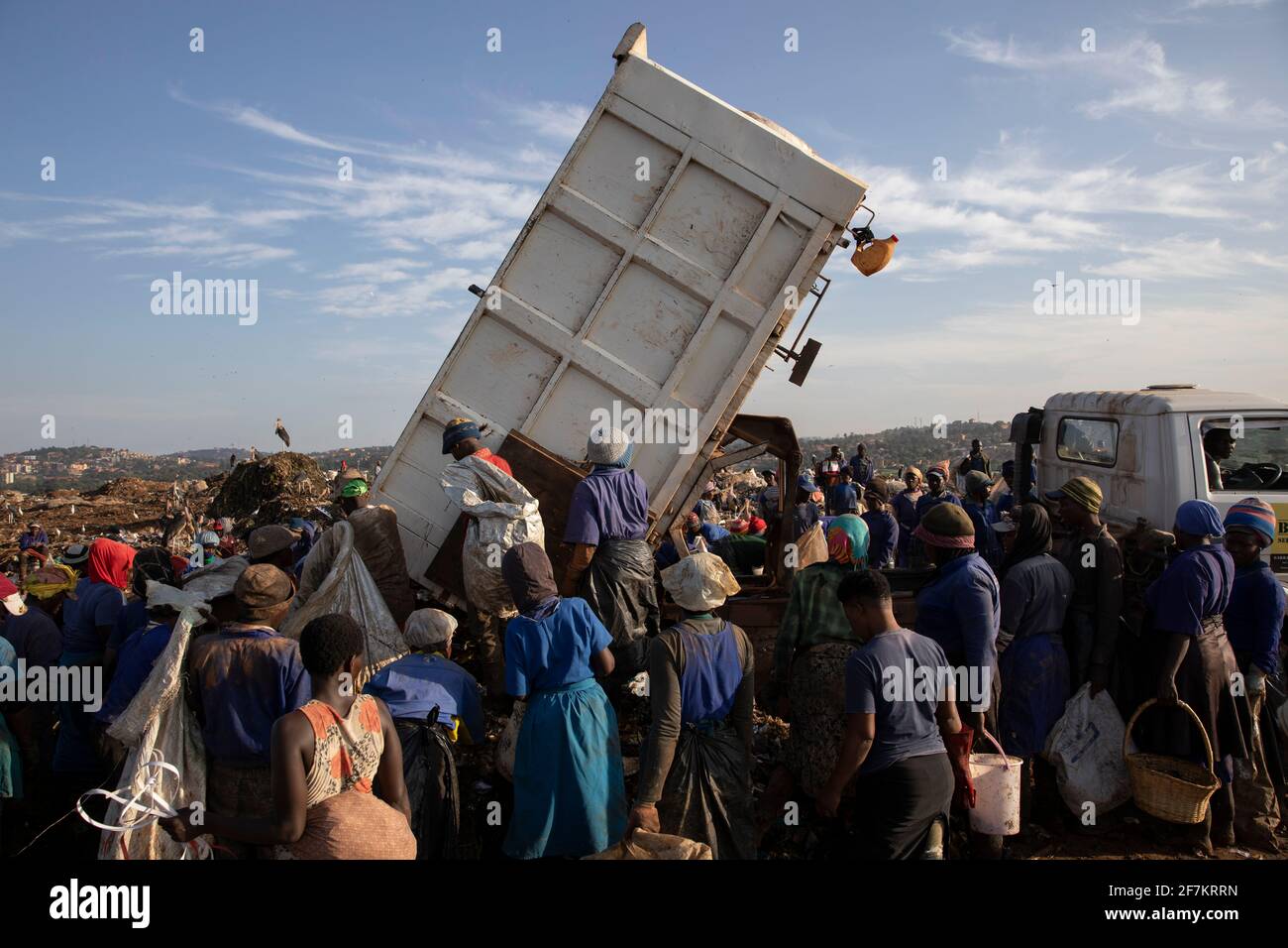 KAMPALA, UGANDA: Die Arbeiter warten, wenn mehr Müll abgeladen wird. BILDER von erschöpften ugandischen Arbeitern, die durch Tonnen von abgesaugten Rubinen gesiebt wurden Stockfoto