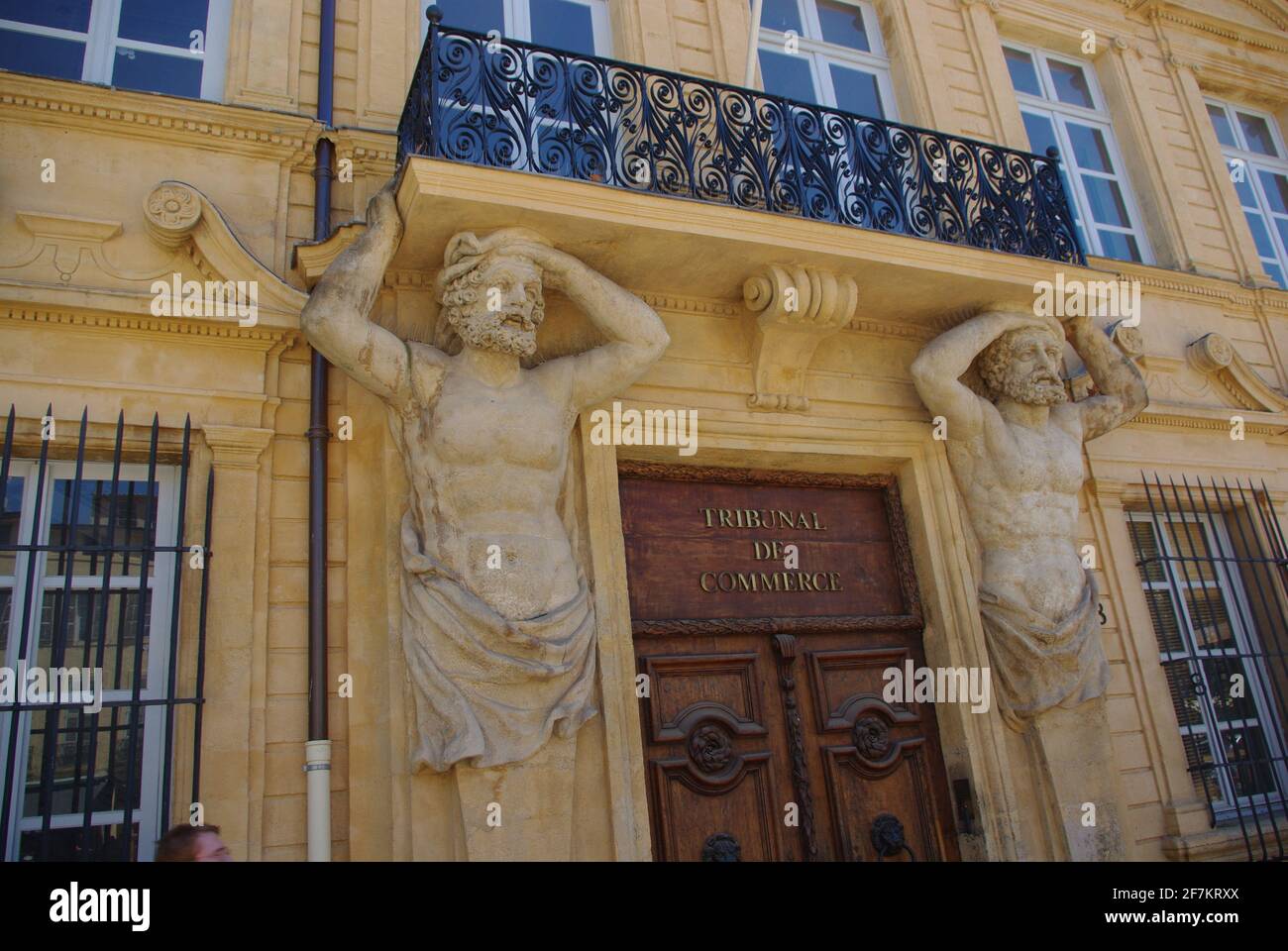 Schöne Eingangstür zum Tribunal de Commerce in Aix en Provence, Frankreich Stockfoto