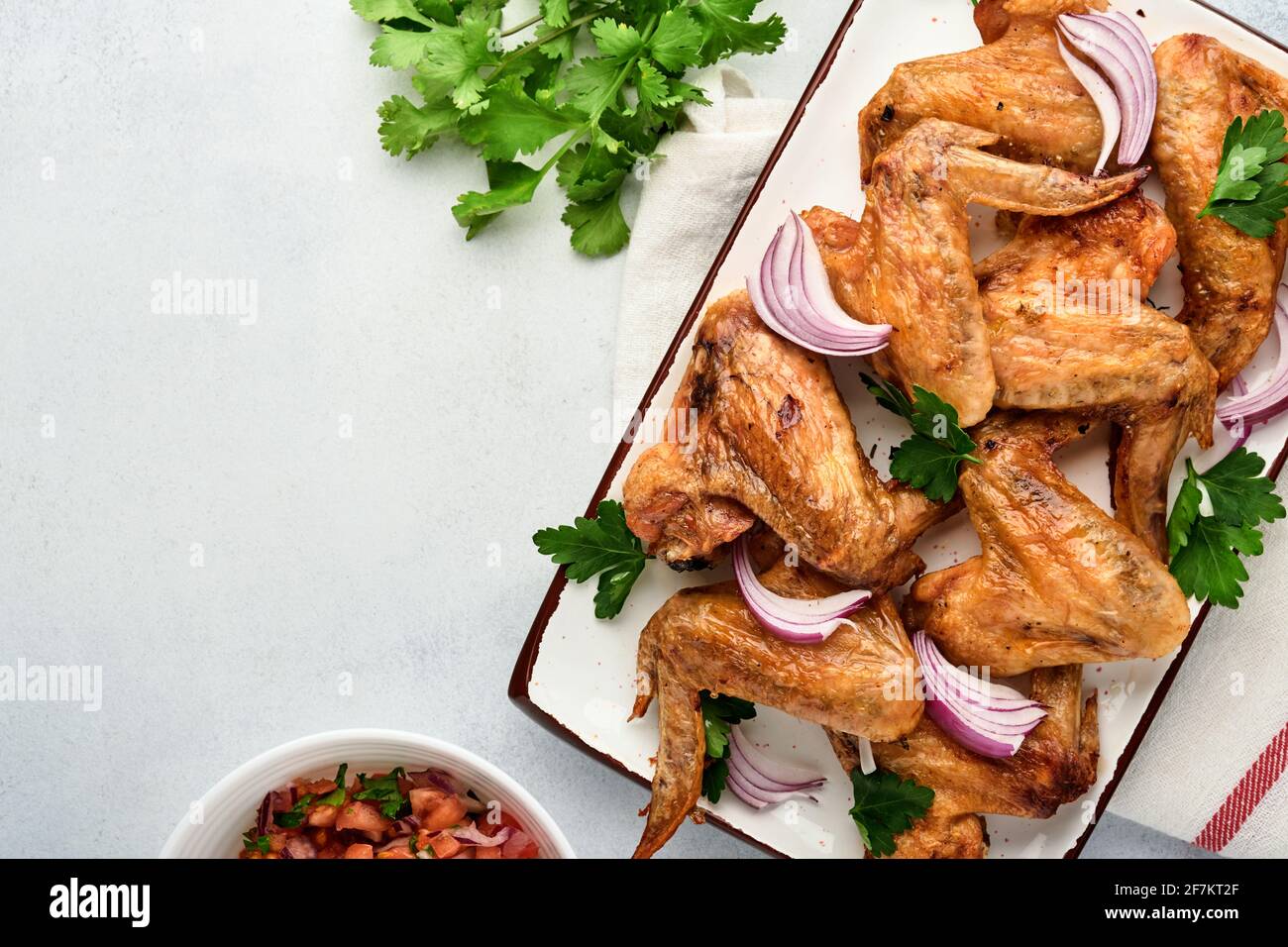 Gegrillte Hähnchenflügel oder gebratener grill mit Gewürzen und ...