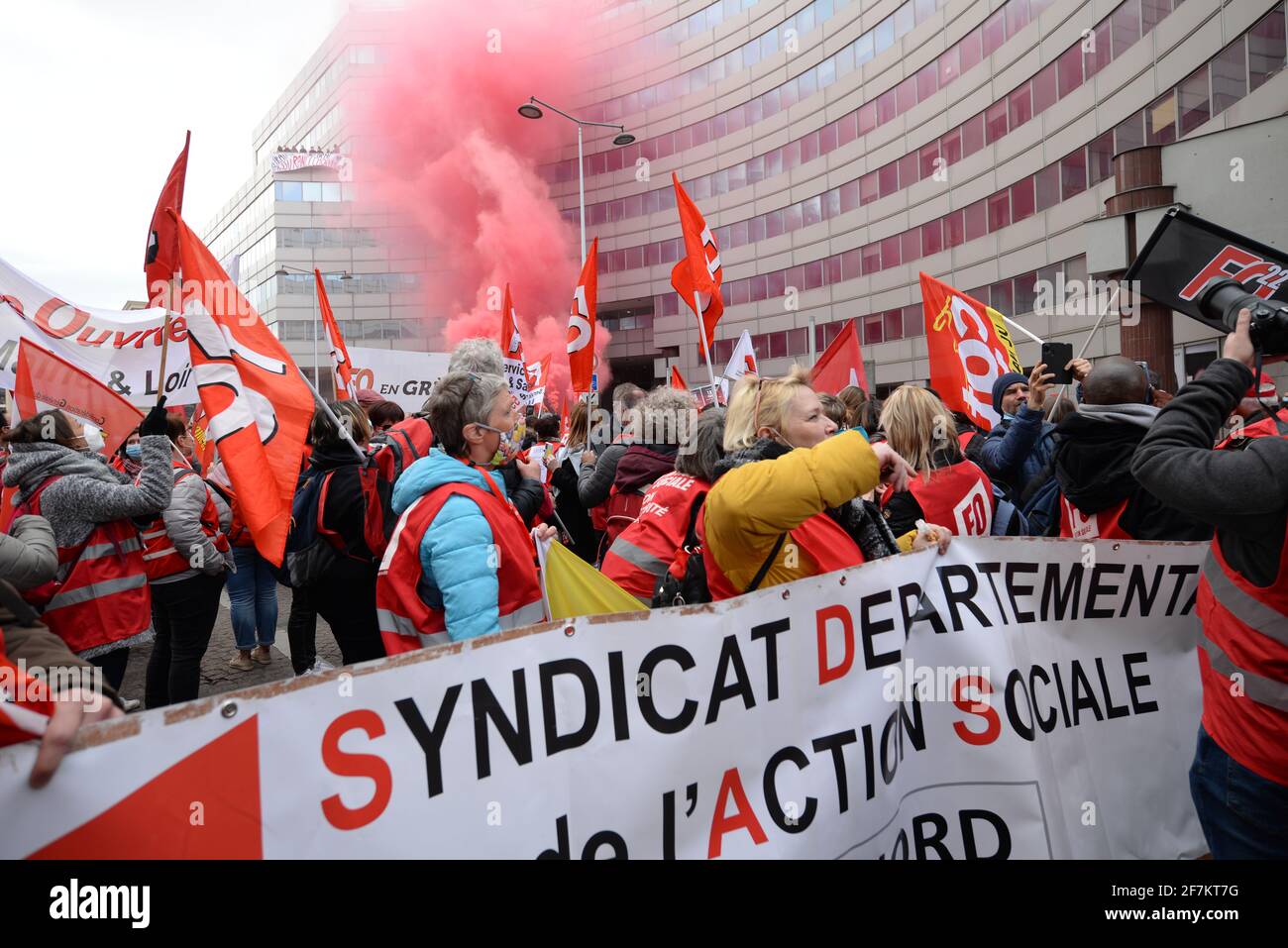 Nationale Demonstration in Paris, um 183 € für alle vom Gesundheitssystem ausgeschlossenen Mitarbeiter zu fordern. Etwa 1000 Menschen auf dem Boulevard Pasteur Stockfoto