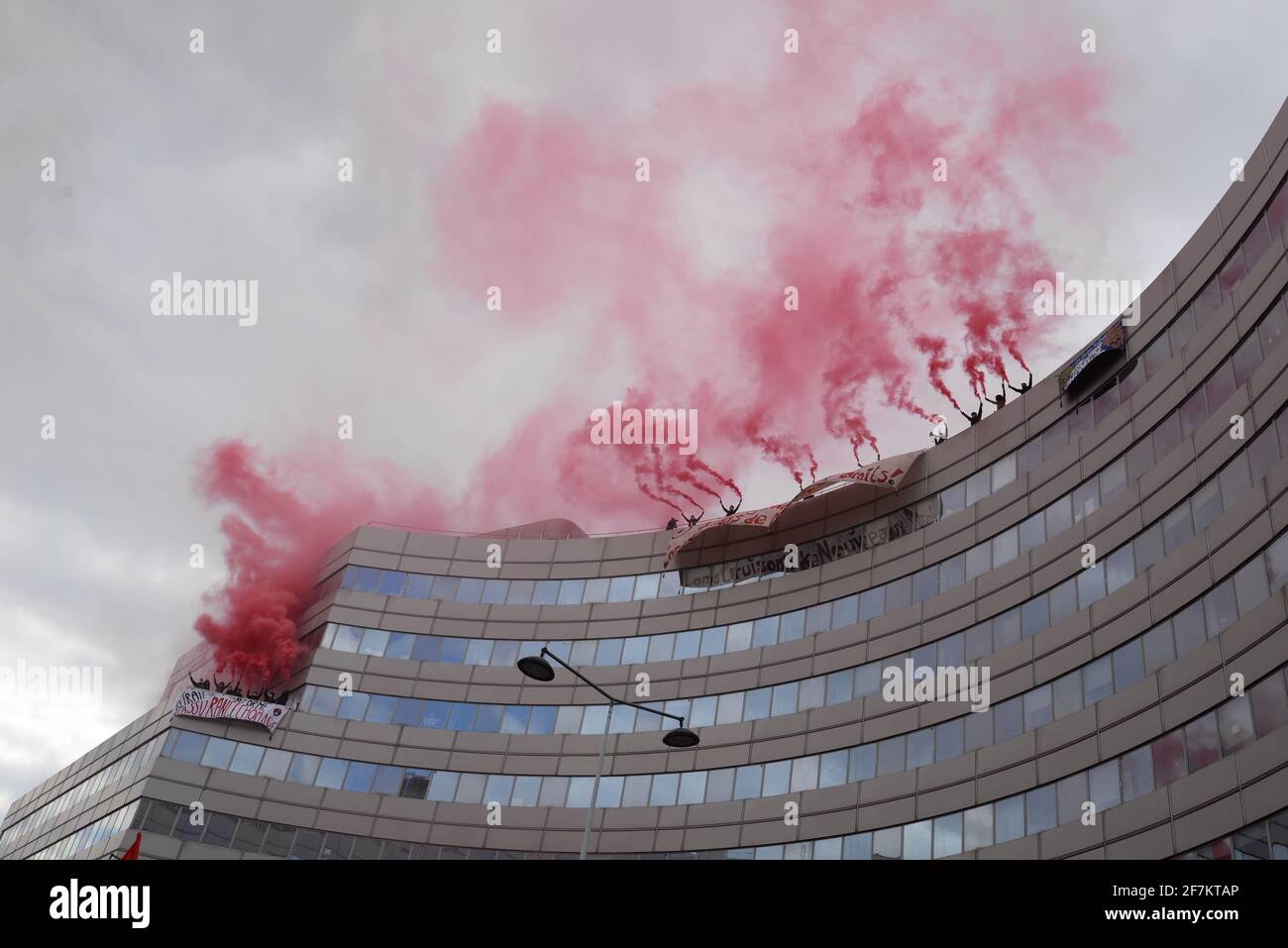Nationale Demonstration in Paris, um 183 € für alle vom Gesundheitssystem ausgeschlossenen Mitarbeiter zu fordern. Etwa 1000 Menschen auf dem Boulevard Pasteur Stockfoto