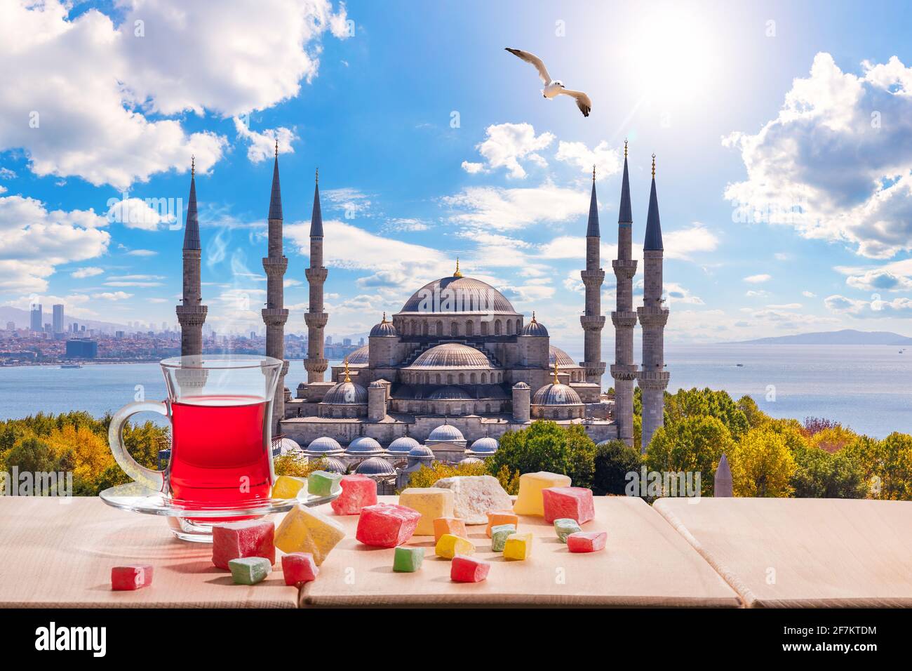 türkischer Tee aus Istanbul vor der Blauen Moschee, Türkei Stockfoto