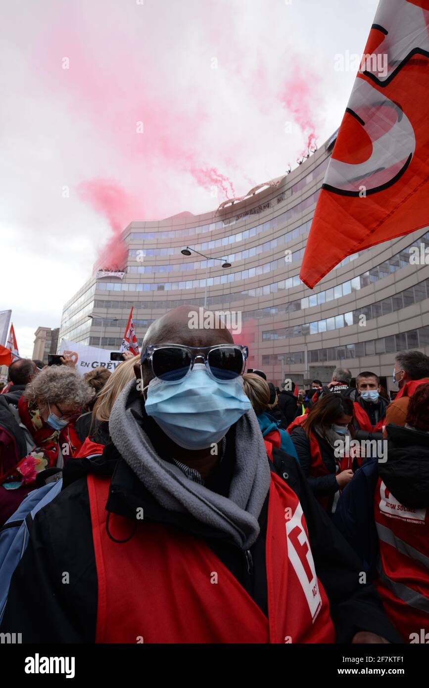 Nationale Demonstration in Paris, um 183 € für alle vom Gesundheitssystem ausgeschlossenen Mitarbeiter zu fordern. Etwa 1000 Menschen auf dem Boulevard Pasteur Stockfoto