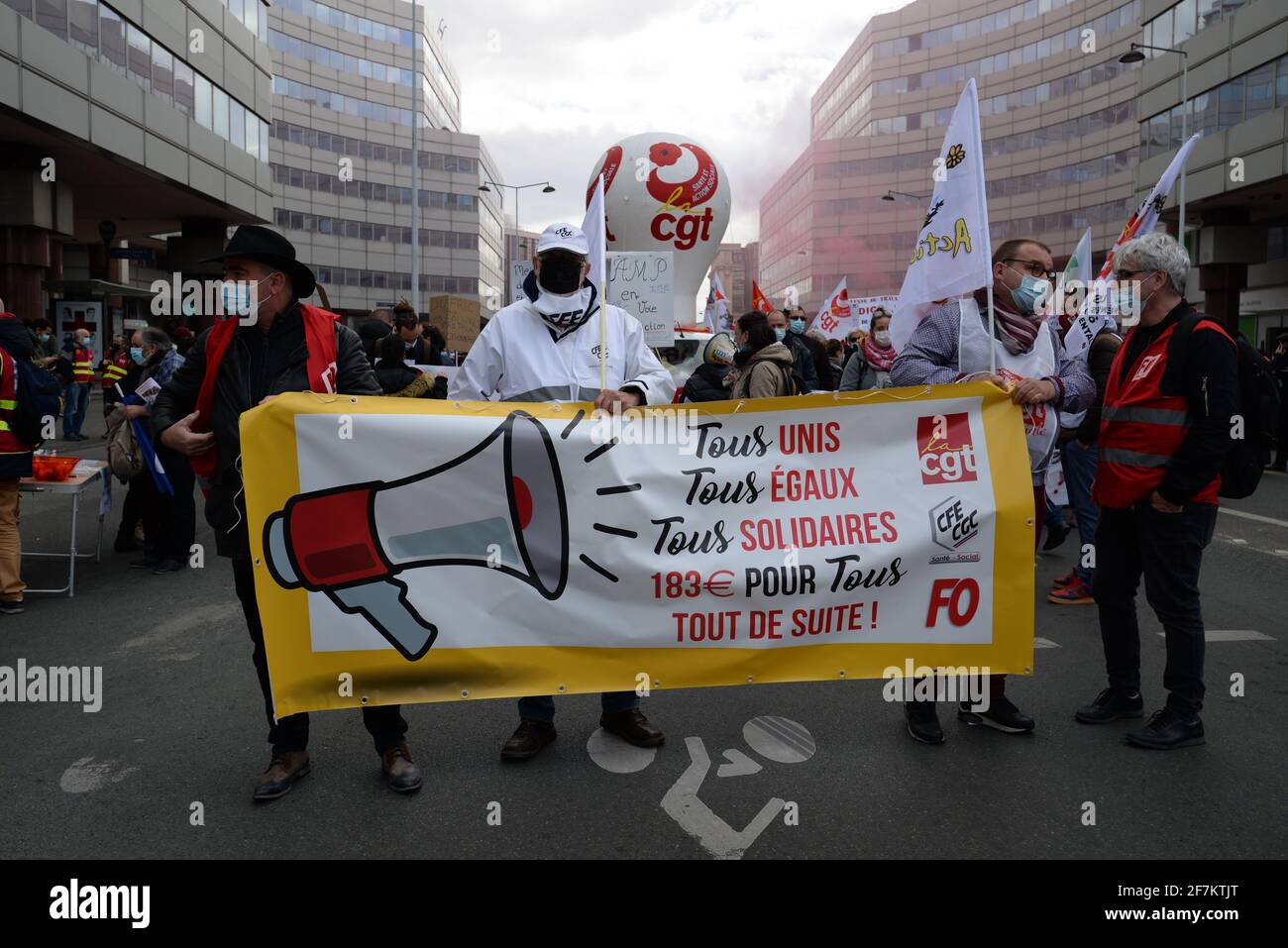Nationale Demonstration in Paris, um 183 € für alle vom Gesundheitssystem ausgeschlossenen Mitarbeiter zu fordern. Etwa 1000 Menschen auf dem Boulevard Pasteur Stockfoto