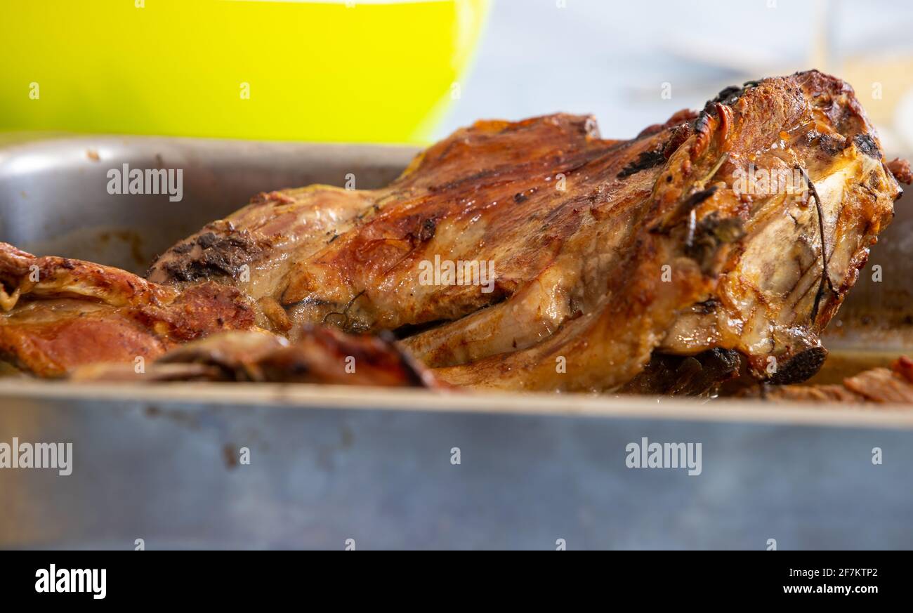 Hausgemachtes gebratenes Lamm, fertig zum Essen. Typisches portugiesisches Ostergericht. Stockfoto