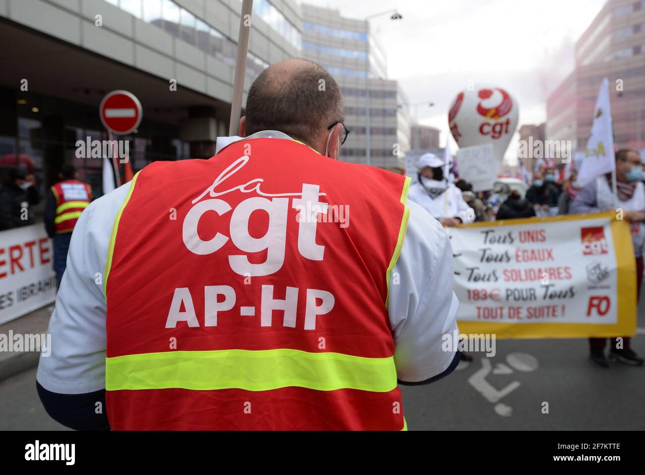 Nationale Demonstration in Paris, um 183 € für alle vom Gesundheitssystem ausgeschlossenen Mitarbeiter zu fordern. Etwa 1000 Menschen auf dem Boulevard Pasteur Stockfoto