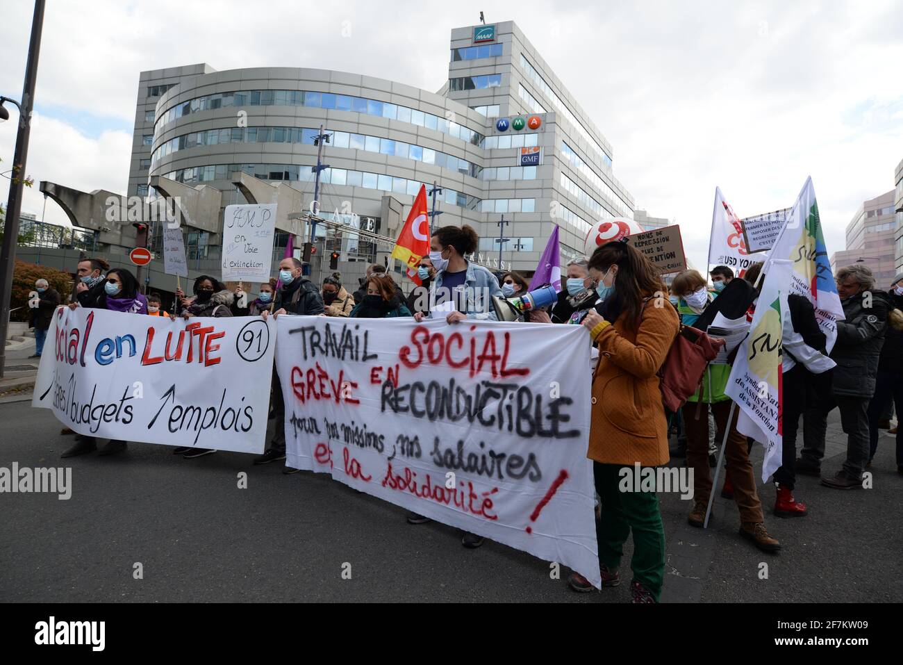 Nationale Demonstration in Paris, um 183 € für alle vom Gesundheitssystem ausgeschlossenen Mitarbeiter zu fordern. Etwa 1000 Menschen auf dem Boulevard Pasteur Stockfoto