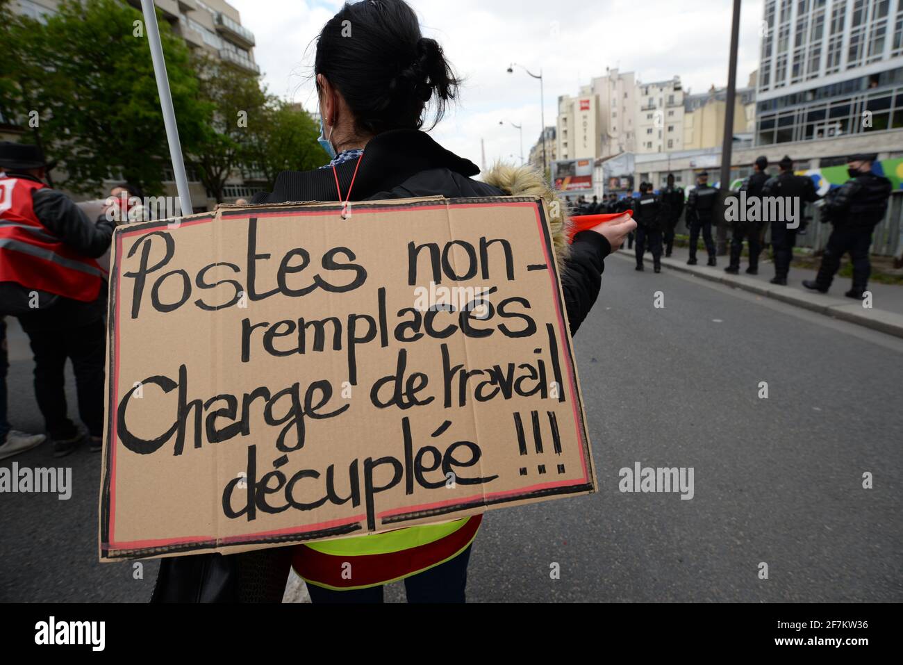 Nationale Demonstration in Paris, um 183 € für alle vom Gesundheitssystem ausgeschlossenen Mitarbeiter zu fordern. Etwa 1000 Menschen auf dem Boulevard Pasteur Stockfoto