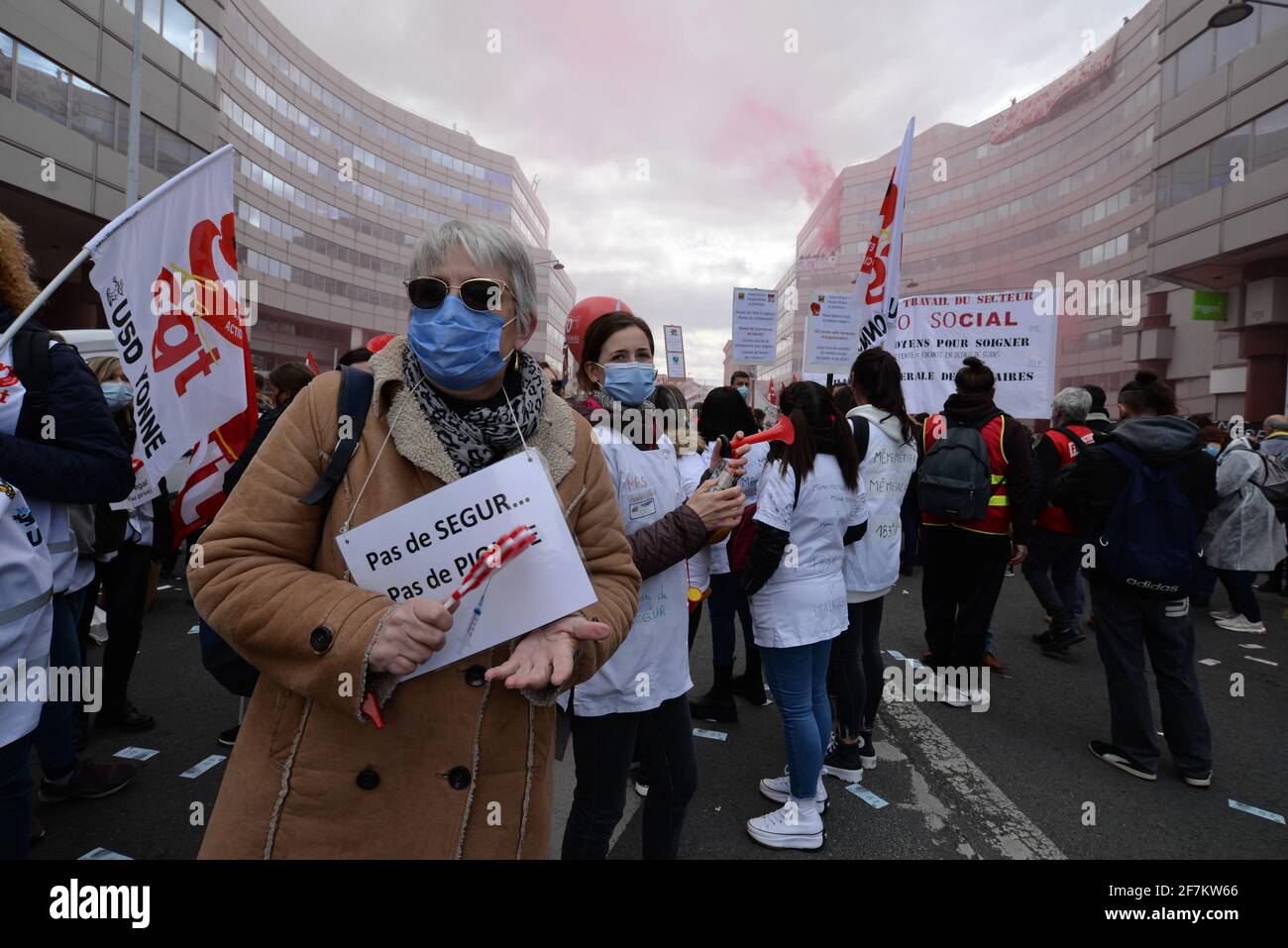 Nationale Demonstration in Paris, um 183 € für alle vom Gesundheitssystem ausgeschlossenen Mitarbeiter zu fordern. Etwa 1000 Menschen auf dem Boulevard Pasteur Stockfoto