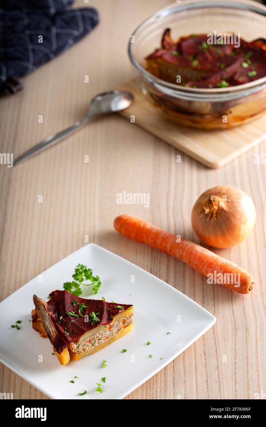 Moussaka mit Tomatensauce und Kräutern Stockfoto