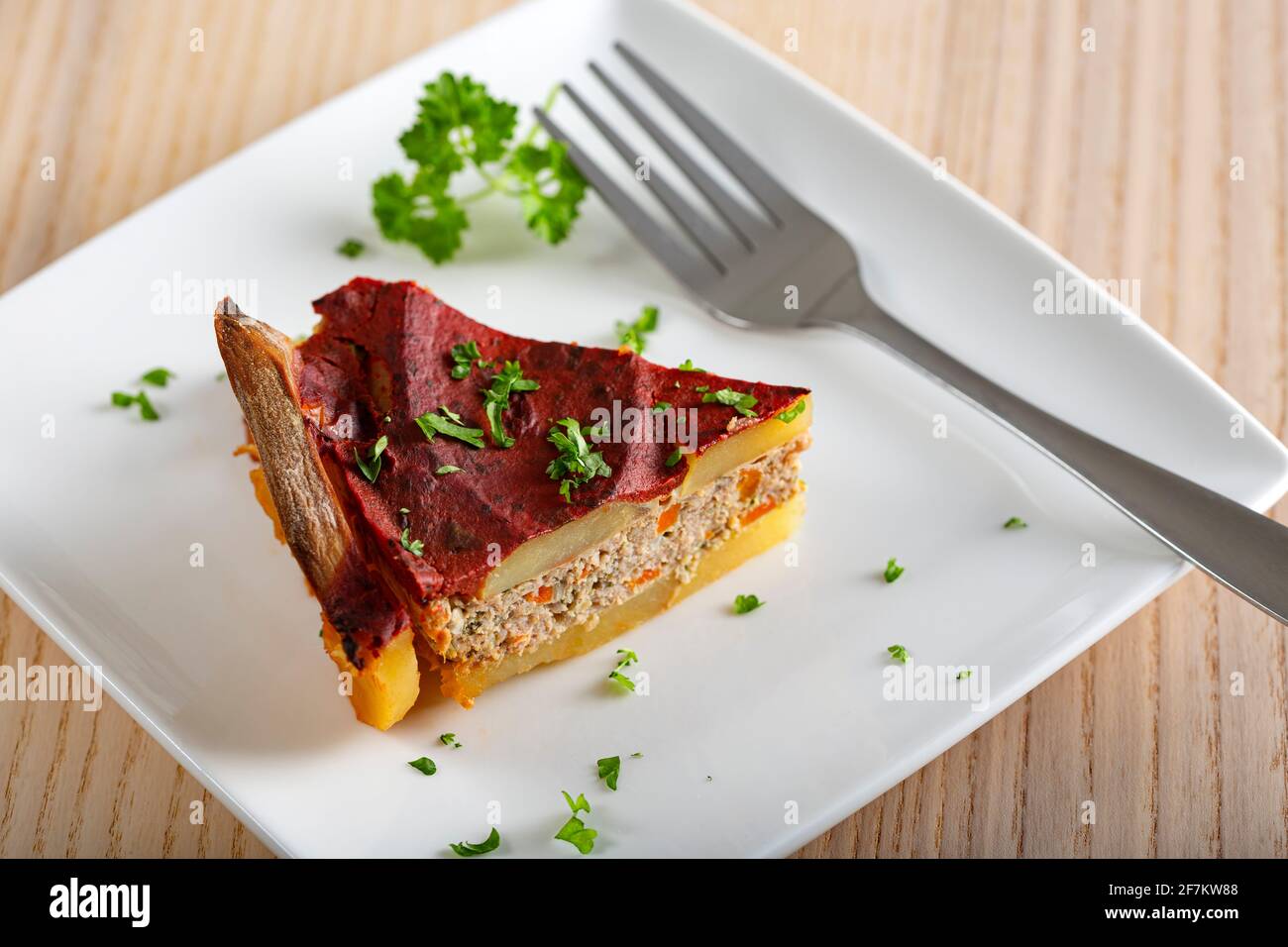 Moussaka mit Tomatensauce und Kräutern Stockfoto