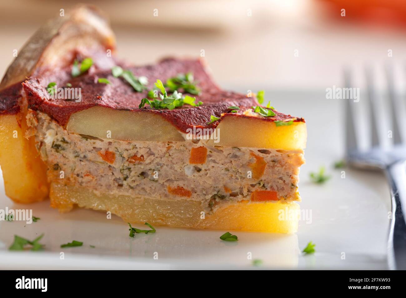 Moussaka mit Tomatensauce und Kräutern Stockfoto