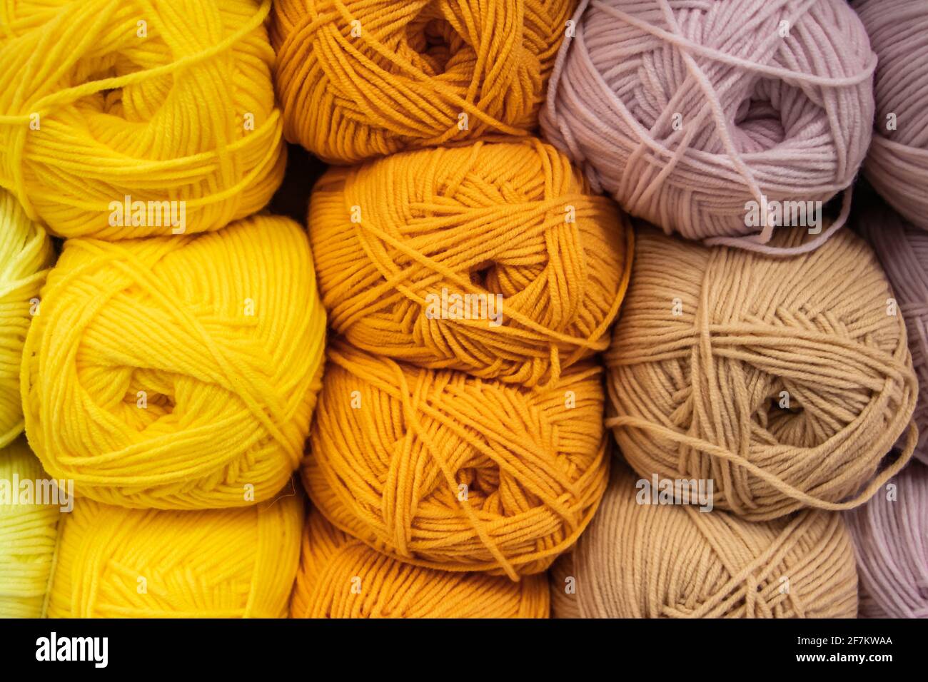 Hintergrund aus mehrfarbigen flauschigen Wollfäden zum Stricken Nahaufnahme. Stockfoto
