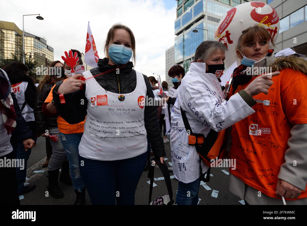 Nationale Demonstration in Paris, um 183 € für alle vom Gesundheitssystem ausgeschlossenen Mitarbeiter zu fordern. Etwa 1000 Menschen auf dem Boulevard Pasteur Stockfoto