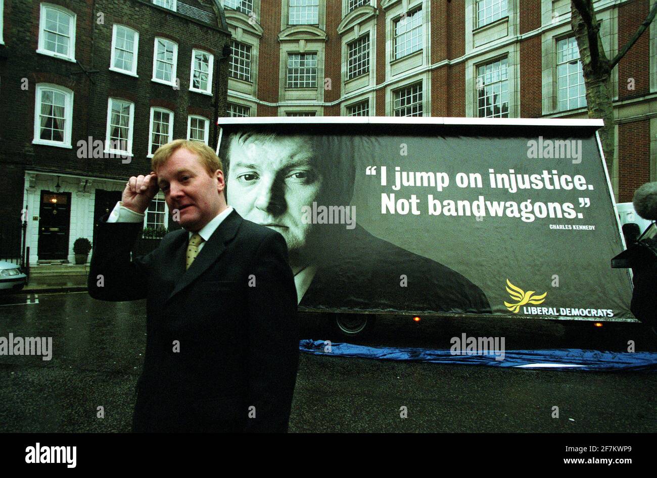 CHARLES KENNEDY enthüllt neues Plakat zur LIB dem-Kampagne VOM JANUAR 2001 Stockfoto