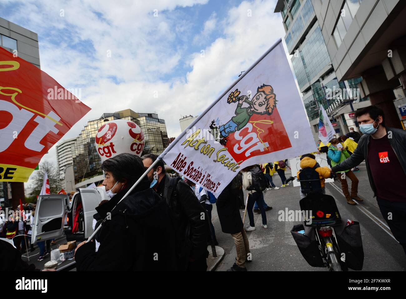 Nationale Demonstration in Paris, um 183 € für alle vom Gesundheitssystem ausgeschlossenen Mitarbeiter zu fordern. Etwa 1000 Menschen auf dem Boulevard Pasteur Stockfoto