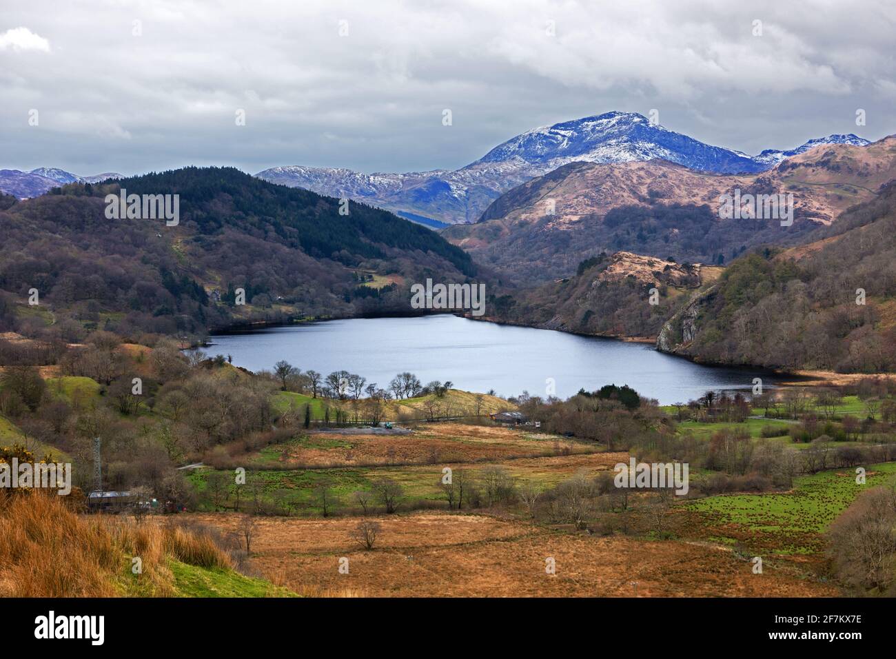 Nant Gwynant ist ein Tal im Snowdonia Nationalpark und umfasst den Lake Gwynant (Llyn Gwynant in Walisisch). Stockfoto