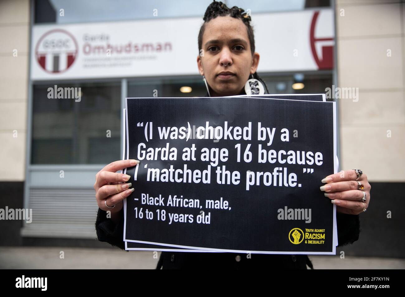 Myriam Poizat während einer Demonstration vor der Ombudsmann-Kommission Garda Siochana (GSOC) in Dublin, als Mitglieder von Youth Against Racism & Inequality (YARI) zusammenkamen, um die Ergebnisse einer Umfrage über rassistische Einstellungen und Polizeiarbeit zu präsentieren. YARI sagt, dass ihre Ergebnisse mehr als ein problematisches Verhältnis zwischen Minderheiten und dem Gardai bestätigen. Bilddatum: Donnerstag, 8. April 2021. Stockfoto