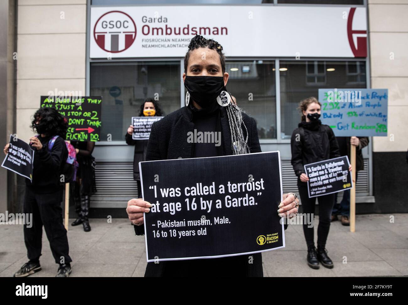 ***BITTE BEACHTEN SIE ANSTÖSSIGE SPRACHE**** Myriam Poizat während einer Demonstration vor der Ombudsmann-Kommission Garda Siochana (GSOC) in Dublin, als Mitglieder der Youth Against Racism & Inequality (YARI) zusammenkamen, um die Ergebnisse einer Umfrage über rassistische Einstellungen und Polizeiarbeit zu präsentieren. YARI sagt, dass ihre Ergebnisse mehr als ein problematisches Verhältnis zwischen Minderheiten und dem Gardai bestätigen. Bilddatum: Donnerstag, 8. April 2021. Stockfoto