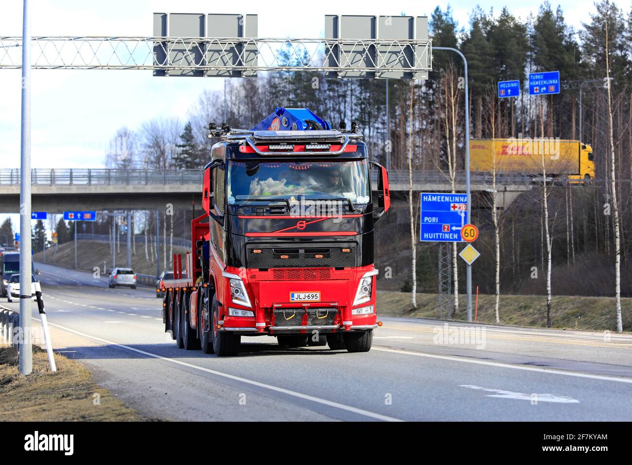 Rot-schwarzer Volvo-Mobilkran-LKW von Nosto ja Kuljetus Karttunen Oy im Frühjahr auf der Straße in Forssa, Finnland. April 2021. Stockfoto