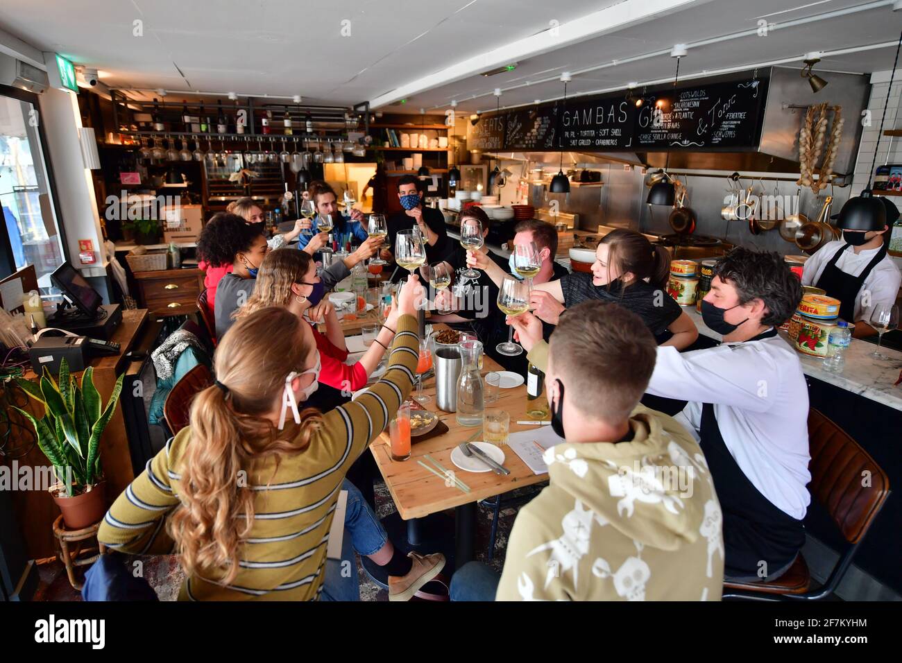 Mitarbeiter nehmen an einer Menüverkostung in der Gambas Tapas Bar in Wapping Wharf, Bristol Teil, während sie sich darauf vorbereiten, am 12. April, wenn weitere Sperrbeschränkungen in England gelockert werden, für das Abendessen im Freien wieder zu öffnen. Bilddatum: Donnerstag, 8. April 2021. Stockfoto