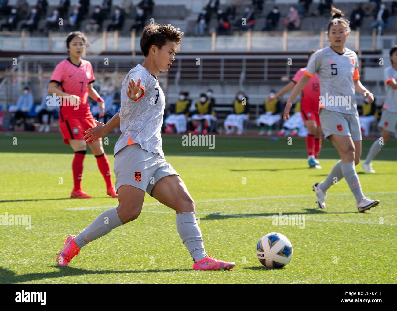 (210408) -- GOYANG, 8. April 2021 (Xinhua) -- Wang Shuang (vorne) aus China tritt während der ersten Etappe der olympischen Qualifikationsspiele der Frauen in Tokio zwischen China und Südkorea im Goyang-Stadion in Goyang, Südkorea, am 8. April 2021 an. (Foto von Seo Yu-seok/Xinhua) Stockfoto