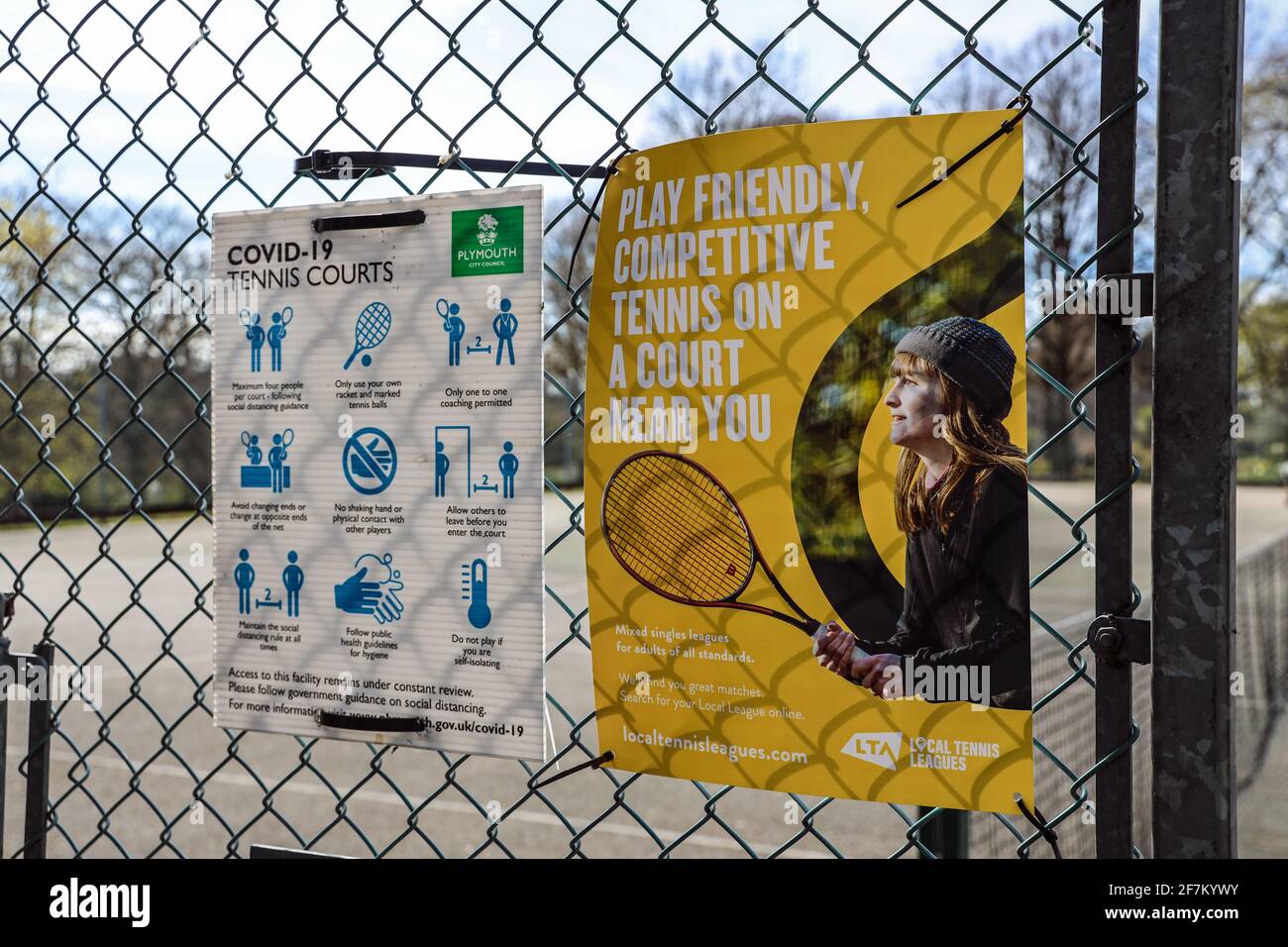 Auf dem Tennisplatz im Plymouth Park finden Sie Einzelheiten zu den Einschränkungen von Covid und den lokalen Tennisligen. Der Devonport Park in Plymouth wird oft als PE-Park verwendet Stockfoto