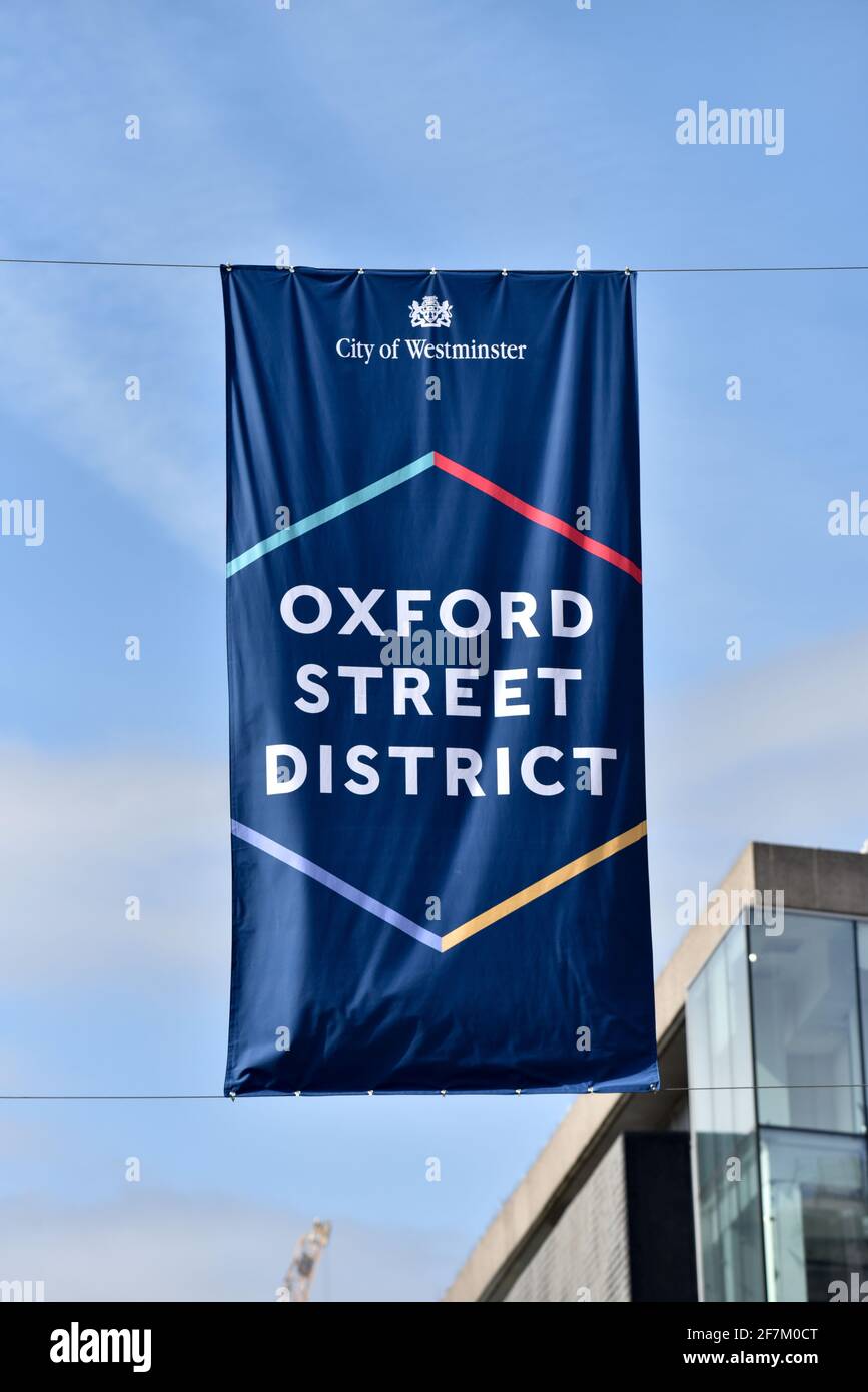 Oxford Street, London, Großbritannien. April 2021. Neue Flaggen auf der Oxford Street vor der Wiedereröffnung von nicht wichtigen Geschäften am 12. April. Kredit: Matthew Chattle/Alamy Live Nachrichten Stockfoto