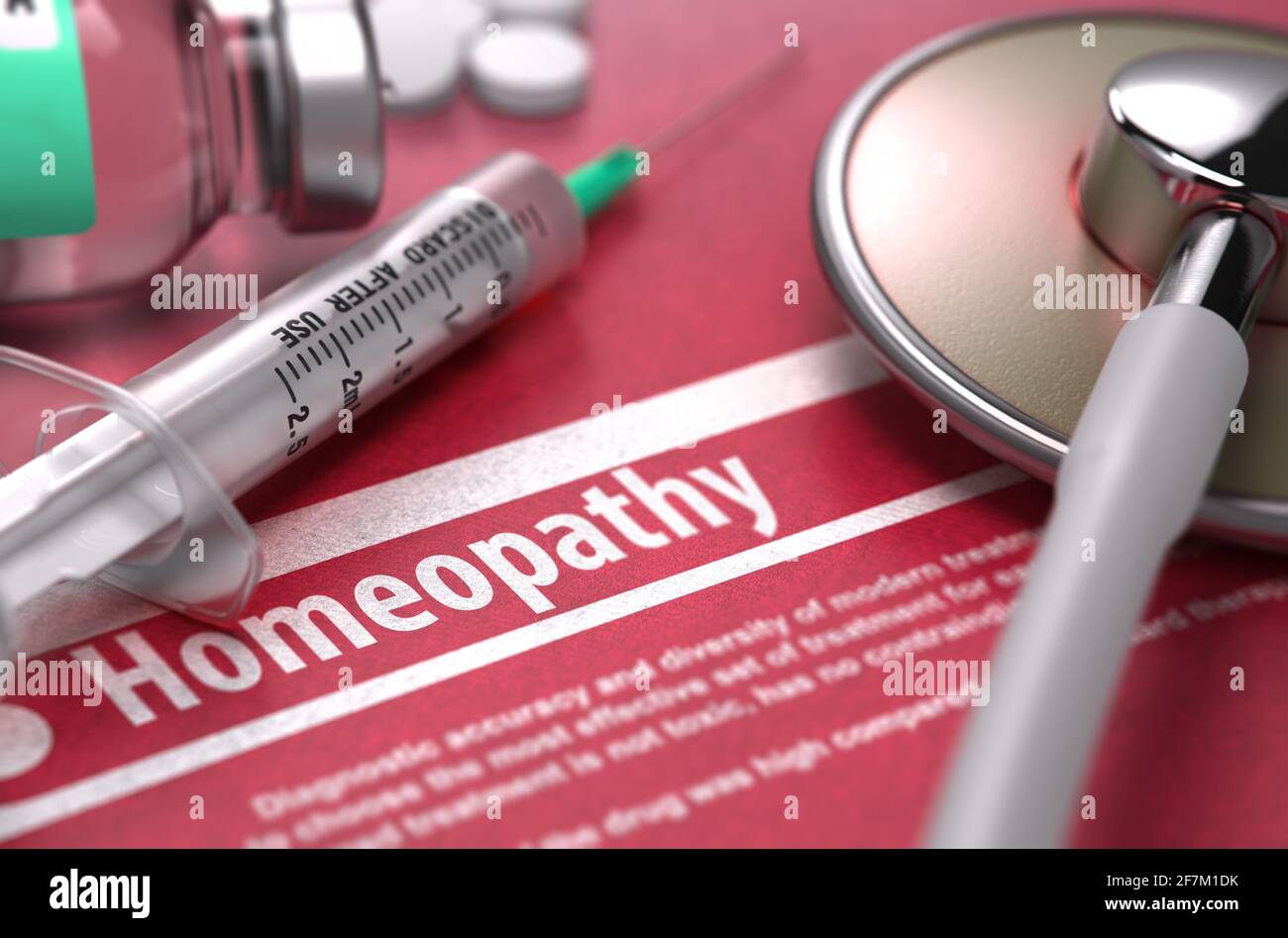 Diagnose - Homöopathie. Medizinisches Konzept mit verschwommenem Text, Stethoskop, Pillen und Spritze auf rotem Hintergrund. Selektiver Fokus. 3D-Rendern. Stockfoto