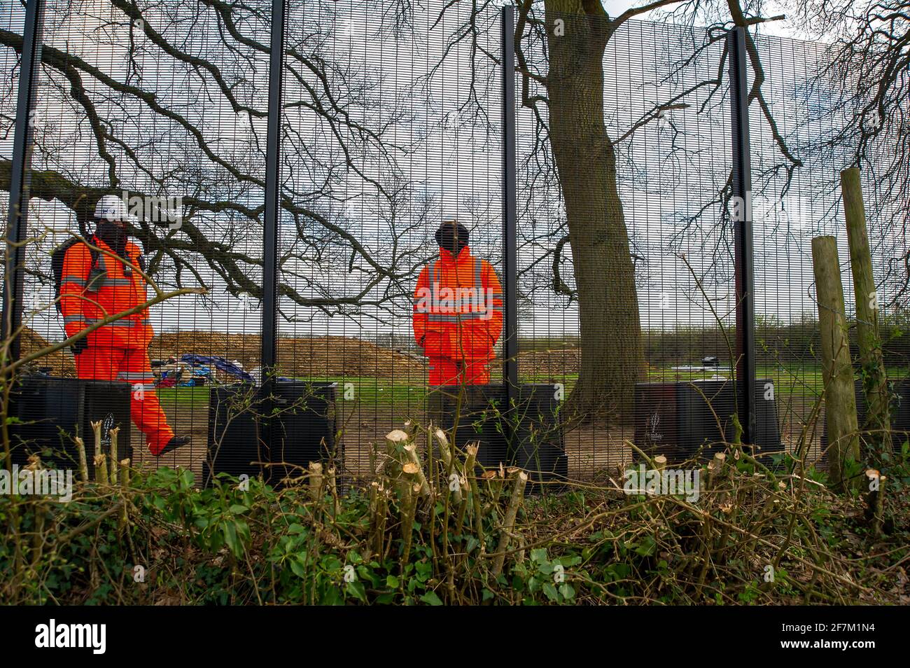 Great Missenden, Großbritannien. April 2021. HS2 hat in den Feldern neben Häusern in der Nähe des historischen versunkenen holloway of Leather Lane hochsichere Zäune gebaut. HS2 hat eine Reihe von ikonischen und beliebten Eichen sowie uralte Hecken entlang der Leather Lane zerstört. HS2 wird auch vor der Leather Lane mehr Eichen Fällen. HS2 Security sind in den Feldern neben der Oaks 24/7 und einschüchternd Anwohner und Mitglieder der Öffentlichkeit. Die Hochgeschwindigkeitsstrecke 2 von London nach Birmingham zeigt eine riesige hässliche Narbe über die Chilterns, eine AONB. Quelle: Maureen McLean/Alamy Stockfoto