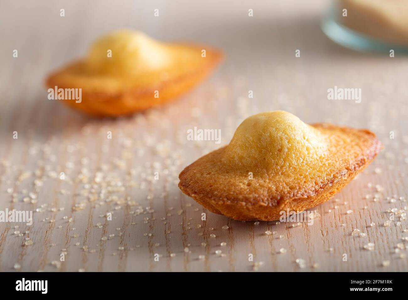 Zwei französische madeleine über einem Holztisch mit brauner Aufstrich Zucker Stockfoto