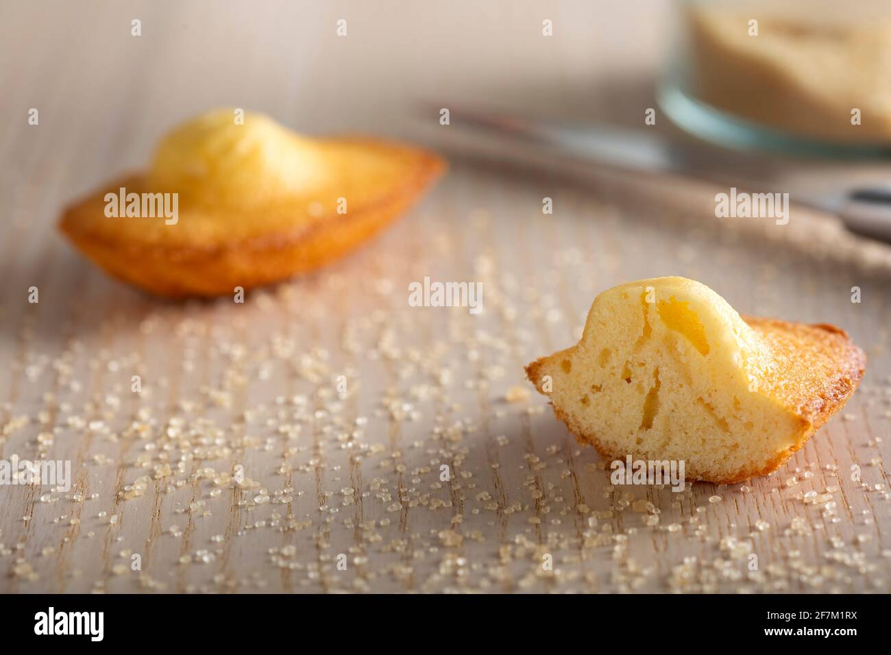 Französische madeleine über einem Holztisch mit überbreitem braunem Zucker Stockfoto